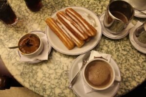 Los famosos churros del Café Tortoni son servidos con chocolate caliente para remojar.