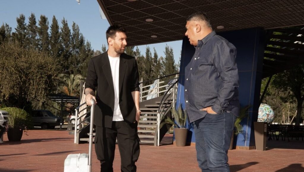 Messi fue recibido en el predio de Ezeiza por el presidente de la AFA, Chiqui Tapia.