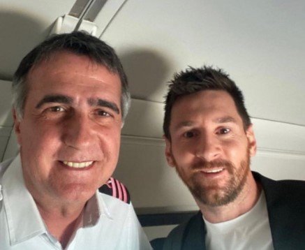 Messi junto al periodista y piloto Antonio Laje.