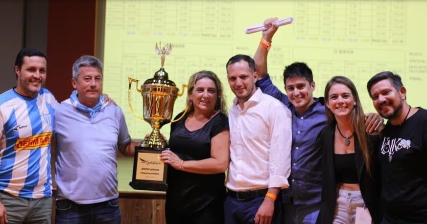 Los directivos del club Juventud Unida, con la copa.
