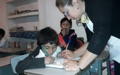 Inicio de clases: la maestra santiagueña que es todo el personal de su escuela