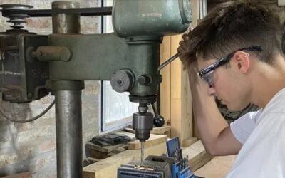 Hecho en Argentina: tiene 23 años y fabrica herramientas antiguas