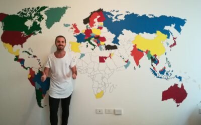 A los 8 años viajó por primera vez, ya recorrió 145 países y no parará hasta completar el mapa