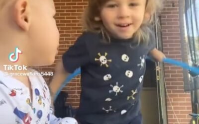 Un nene de tres años se convirtió en héroe al salvar a su hermano menor de ahogarse