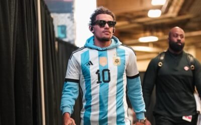 Trae Young, jugador de la NBA, llegó a un partido con la camiseta de Messi