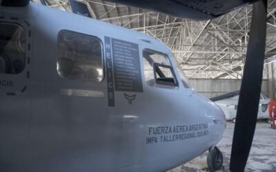 Un grupo de estudiantes de séptimo año reparó un avión que operó en Malvinas