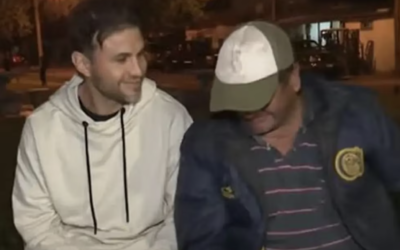 Le regaló sus zapatillas a un cartonero que trabajaba descalzo y se volvieron virales