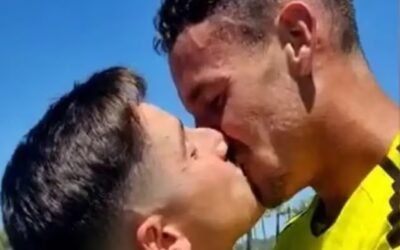 Salió campeón y besó a su novio en el festejo