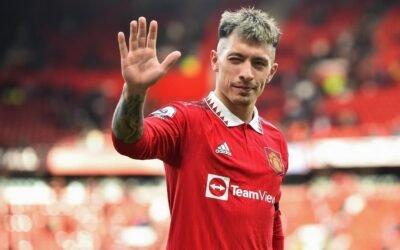 El papa Francisco recibió la camiseta de Lisandro Martínez