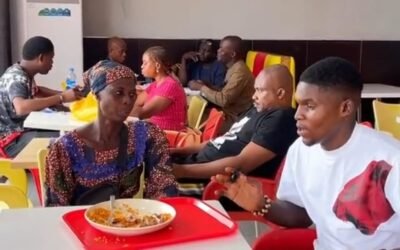 Un hombre cumplió años y decidió festejarlo con una vendedora ambulante