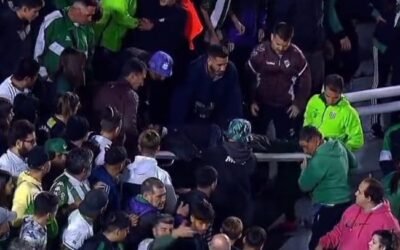Los médicos de Platense fueron aplaudidos por los hinchas de Banfield tras asistir a una persona en la tribuna