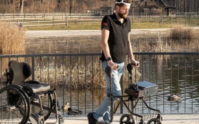 Un hombre tetrapléjico volvió a caminar gracias a implantes tecnológicos