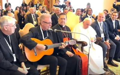 León Gieco interpretó una emocionante versión de «Solo le pido a Dios» frente al Papa Francisco