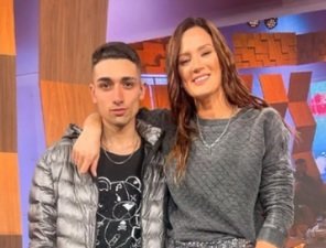 Paula Chaves y el gran gesto con un motoquero