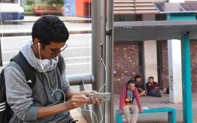 Instalan un sistema para cargar celulares con energía solar en Formosa