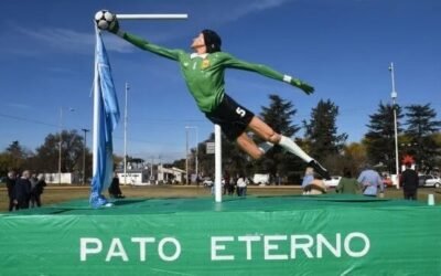El Pato Fillol fue homenajeado con una estatua en San Miguel de Monte