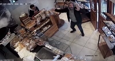 Regalan medialunas a los que entran bailando