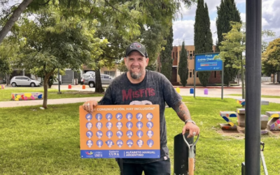 Un cordobés instaló carteles con el alfabeto de señas en las principales plazas de la ciudad