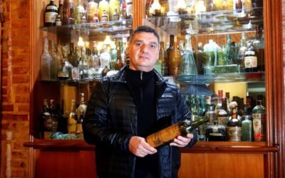 El mayor coleccionista de botellas que busca hasta en el fondo del mar