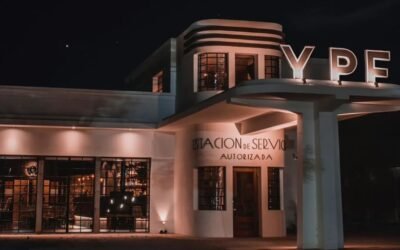 Compró una estación abandonada y la convirtió en el bar del pueblo