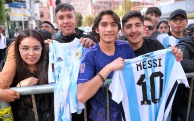 Cerca de 800 fanáticos recibieron a la Selección Argentina y a Messi en Bolivia