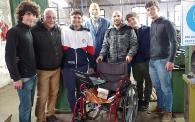 Estudiantes convierten una silla de ruedas convencional en una «Smart»