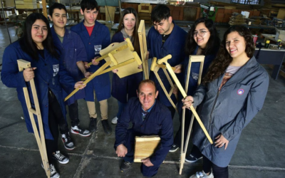 Alumnos de sexto año transforman árboles invasores en muletas y bastones para donar