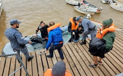 Rescataron a 12 argentinos que habían quedado a la deriva en el Río de la Plata