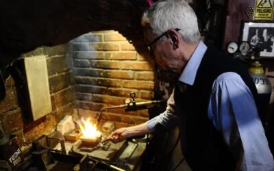 Pallarols fundió material bélico para hacer rosas por la paz mundial