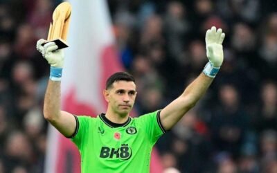 Dibu Martínez fue homenajeado por el Aston Villa