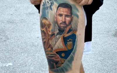 Ganó un premio internacional por un tatuaje de Messi caracterizado como San Martín