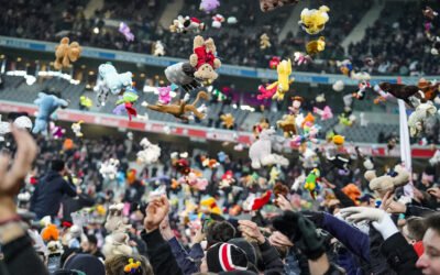 Lluvia de peluches en Francia por una tradicional movida solidaria
