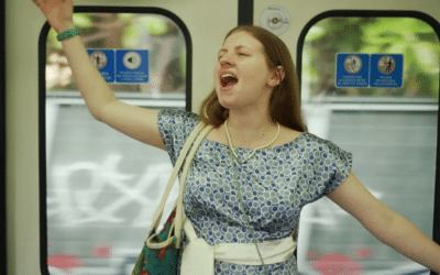 Canta ópera en el tren para poder llegar a Hollywood