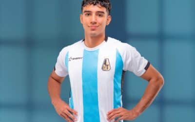 Deportes Tolima de Colombia homenajeó a Racing de Avellaneda con una camiseta