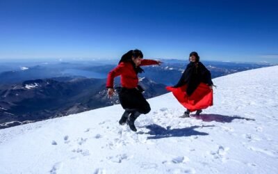 Sueño cumplido: dos guías de montaña bailaron una chacarera en la cumbre del Volcán Lanín