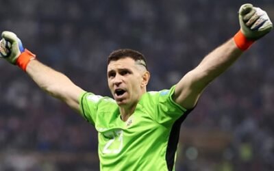 Como en el Mundial: el divertido momento del «Dibu» Martínez tras atajar un penal en el entrenamiento