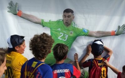 «Dibu» Martínez, homenajeado en Pinamar con un mural