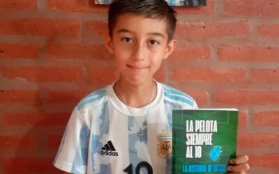 Es fanático de Messi y con sólo 11 años escribió un libro sobre su ídolo