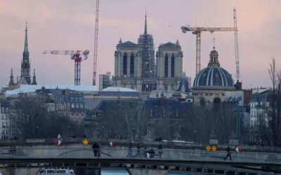 Notre Dame: develan la emblemática aguja de la catedral tras el retiro de andamios