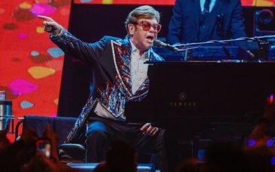 Furor por la subasta de reliquias de Elton John