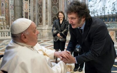 El Papa Francisco y el presidente Javier Milei se abrazaron en su primer encuentro público