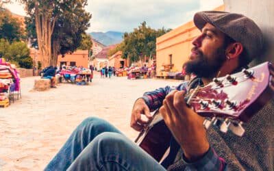 Se enamoró del folklore en Purmamarca y hoy le canta al mundo entero