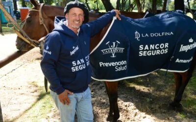 Se convirtió en un símbolo de Malvinas y hoy brilla como asistente en el polo