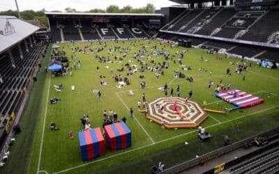 Fulham abrió su estadio para que los hinchas hagan un picnic con fines solidarios