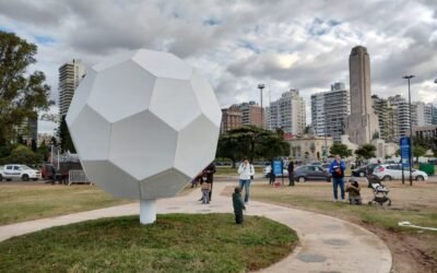 Una pelota gigante en homenaje a mundialistas del fútbol argentino