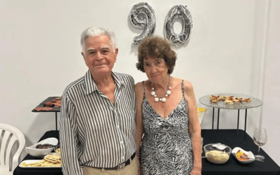 Tienen más de 90 años, eran amigos y se enamoraron