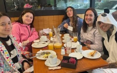 200 personas desayunaron en pijama en un bar de Pilar
