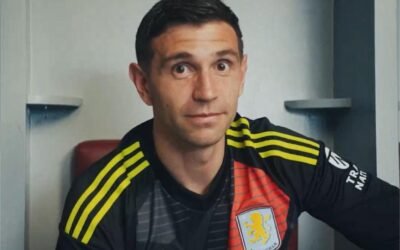 Ataja y actúa: «Dibu» Martínez, protagonista en la presentación de la nueva camiseta del Aston Villa