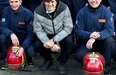 Ciro interpretó el himno ante los Bomberos Voluntarios de 3 de Febrero