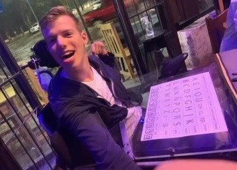 Tiene parálisis cerebral y diseñó un sistema para ayudar a personas con discapacidades